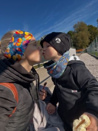 Dnes jsme na zápase. Brácha hraje baseball a my fandíme Ještě že máme Čelenku, čepici a nákrčník!!!!V My-šičkách mame vše...